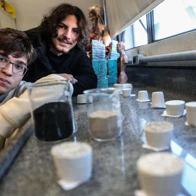 GRAVATAÍ, RS, BRASIL, 07-07-2025: Panorama dos cursos técnicos no Rio Grande do Sul. Alunos do ensino médio integrado à cursos técnicos de escola do SESI em Gravataí desenvolveram protótipo de pavimento ecológico que mistura pneus usados, restos de construção civil e concreto para substituir o uso do asfalto. Foto: Jonathan Heckler/Agência RBS<!-- NICAID(16074823) -->