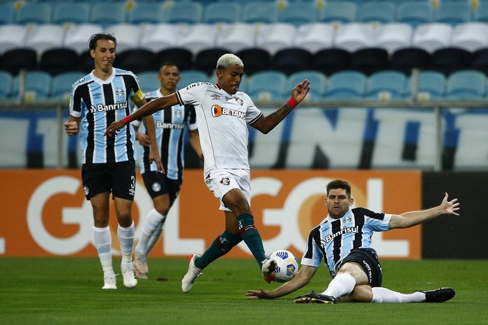 Vamos continuar lutando até o final, diz Geromel após vitória do Grêmio diante do Fluminense