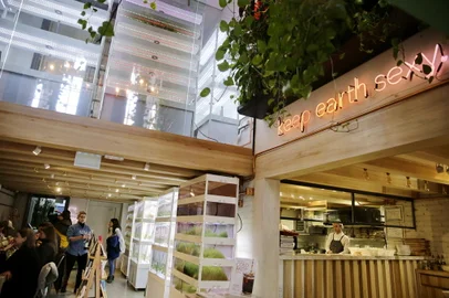 PORTO ALEGRE, RS, BRASIL, 21-07-2017: Restaurante Urban Farmcy, no bairro Moinhos de Vento, que trabalha dentro da cultura do hiperlocalismo - através do cultivo de alimentos orgânicos em pequenas estufas (FOTO FÉLIX ZUCCO/AGÊNCIA RBS, Caderno Campo e Lavoura).<!-- NICAID(13045375) -->