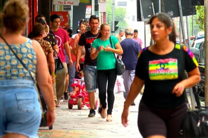 Como usar o 13º salário? Economista dá dicas sobre a melhor forma de investir o dinheiro<!-- NICAID(15630684) -->