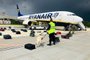 A Belarusian dog handler checks luggages off a Ryanair Boeing 737-8AS (flight number FR4978) parked on Minsk International Airport's apron in Minsk, on May 23, 2021. - Belarusian opposition Telegram channel Nexta said Sunday its former editor and exiled opposition activist Roman Protasevich had been detained at Minsk airport after his Lithuania-bound flight made an emergency landing. Protasevich was travelling aboard a Ryanair flight from Athens to Vilnius, which made an emergency landing following a bomb scare, TASS news agency reported citing the press service of Minsk airport. "The plane was checked, no bomb was found and all passengers were sent for another security search," Nexta said. "Among them was... Nexta journalist Roman Protasevich. He was detained." (Photo by - / ONLINER.BY / AFP) / RESTRICTED TO EDITORIAL USE - MANDATORY CREDIT "AFP PHOTO / ONLINER.BY " - NO MARKETING - NO ADVERTISING CAMPAIGNS - DISTRIBUTED AS A SERVICE TO CLIENTSEditoria: CLJLocal: MinskIndexador: -Secao: policeFonte: ONLINER.BYFotógrafo: Handout<!-- NICAID(14790597) -->