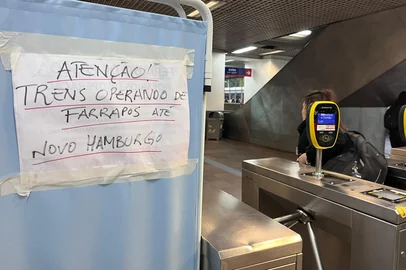 PORTO ALEGRE - A Trensurb confirmou que tem alagamento na Estação São Pedro, por isso a operação está suspensa no local<!-- NICAID(16047976) -->