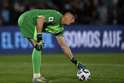 Uruguay's goalkeeper #01 Sergio Rochet prepares to shoot  during the 2026 FIFA World Cup South American qualifiers football match between Uruguay and Peru at the Centenario stadium in Montevideo on September 4, 2025. (Photo by Eitan ABRAMOVICH / AFP)<!-- NICAID(16120209) -->