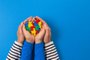 World autism awareness day concept. Adult and child hands holding puzzle heart on light blue background*A PEDIDO DE ELANA MAZON* Síndrome de autismo - Foto: vejaa/stock.adobe.comIndexador: JURGITA VAICIKEVICIENEFonte: 331545419<!-- NICAID(15129684) -->