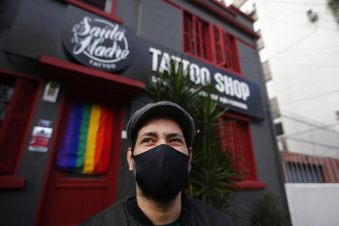 Fabio Cobalto é o proprietário do estúdio de tatuagem Santa Madre, em Porto Alegre