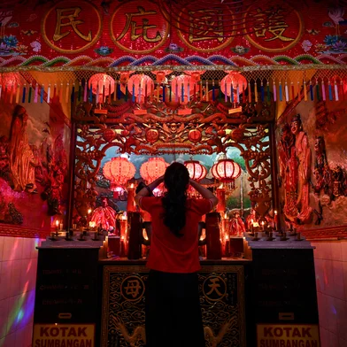 Uma mulher oferece orações no templo Hong San Koo Tee em Surabaya em 29 de janeiro de 2025, para marcar o Ano Novo Lunar da Cobra.<!-- NICAID(15963809) -->