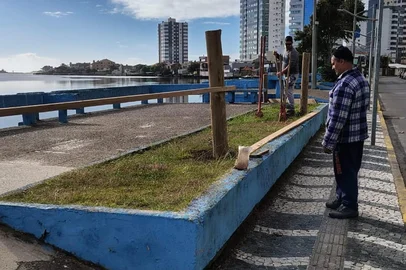 A prefeitura de Tramandaí interditou, na manhã de quinta-feira (12), cinco plataformas de pesca situadas ao leste da Ponte Giuseppe Garibaldi. As estruturas apresentam sinais de desgaste que indicam a necessidade de "intervenções técnicas e adequações imediatas", justifica o poder municipal.<!-- NICAID(16058949) -->