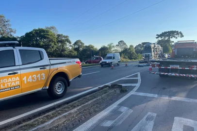 Homem morre em colisão entre carro e moto na RS-122, em Caxias do SulAcidente foi registrado por volta das 6h30min no km 68Um motociclista de 27 anos morreu em uma colisão com um carro no km 68 da RS-122, em Caxias do Sul. O acidente foi registrado por volta das 6h30min.<!-- NICAID(16004408) -->