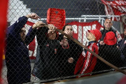 Fan of Independiente show a steel bar during the interruption of the Copa Sudamericana round of 16 second leg football match between Argentina's Independiente and Chile's Universidad de Chile at the Libertadores de America stadium in Avellaneda, Buenos Aires province, Argentina on August 20, 2025. (Photo by Alejandro PAGNI / AFP)<!-- NICAID(16106587) -->