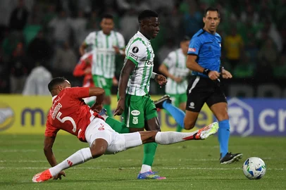 Internacional's midfielder #05 Fernando and Atletico Nacional's forward #18 Marino Hinestroza fight for the ball during the Copa Libertadores group stage first round football match between Colombia's Atletico Nacional and Brazil's Internacional at the Atanasio Girardot stadium in Medellin, Antioquia department, Colombia, (Photo by Jaime SALDARRIAGA / AFP)Editoria: SPOLocal: MedellínIndexador: JAIME SALDARRIAGASecao: soccerFonte: AFPFotógrafo: STR<!-- NICAID(16033566) -->