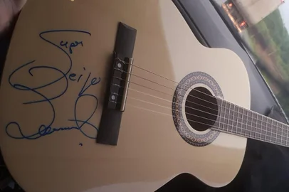 Cantor Leonardo autografa violão que vai à leilão para ajudar Vale do Taquari; veja vídeo<!-- NICAID(15547696) -->