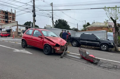 Mulher fica ferida em acidente com quatro veículos em Passo Fundo<!-- NICAID(16362621) -->