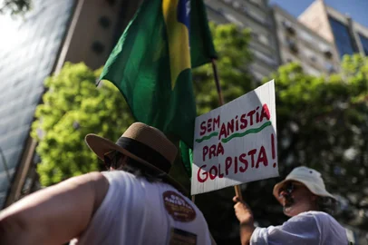 Renan Mattos / Agencia RBS PORTO ALEGRE, RS, BRASIL - 14-12-2025: Movimentos sociais saem em protesto pela região central de Porto Alegre contra o PL da Dosimetria, aprovado pela Câmara dos Deputados na última semana. A proposta altera regras do Código Penal e é criticada pelos manifestantes por possibilitar a redução de penas de condenados pelos atos de 8 de janeiro. Foto: Renan Mattos/Agência RBS<!-- NICAID(16186520) -->