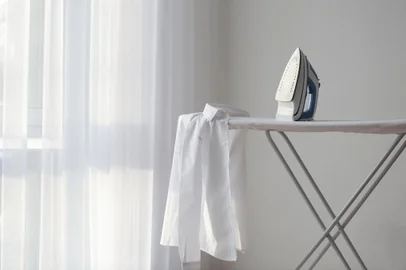 Modern iron and shirt on boardFonte: 136907495<!-- NICAID(14756616) -->