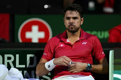Switzerland's Stan Wawrinka reacts as he plays against France's Ugo Humbert during their men's singles tennis match during the Davis Cup finals for Group B between France and Switzerland, at the AO Arena, in Manchester, northern England, on September 12, 2023. (Photo by Paul ELLIS / AFP)Editoria: SPOLocal: ManchesterIndexador: PAUL ELLISSecao: tennisFonte: AFPFotógrafo: STF<!-- NICAID(15564205) -->