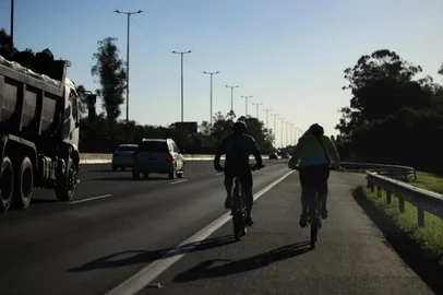 28/08/2023 - GRAVATAÍ, RS, BRASIL - CICLISMO / SEGURANÇA / ASSALTOS / RODOVIA  / BR-290 - Há, pelo menos, cinco anos, ciclistas que utilizam a Freeway para pedalar estão sofrendo com uma série de assaltos na rodovia. Segundo dados da Polícia Civil do Rio Grande do Sul e da Secretaria Estadual de Segurança Pública (SSP), somente neste período, 22 ocorrências foram registradas. Os números, devido à ausência de denúncias, podem ser maiores. As ações dos criminosos são concentradas, principalmente, no km 79 da BR-290, no trecho do município de Gravataí. FOTO: Anselmo Cunha, Agencia RBS<!-- NICAID(15524331) -->