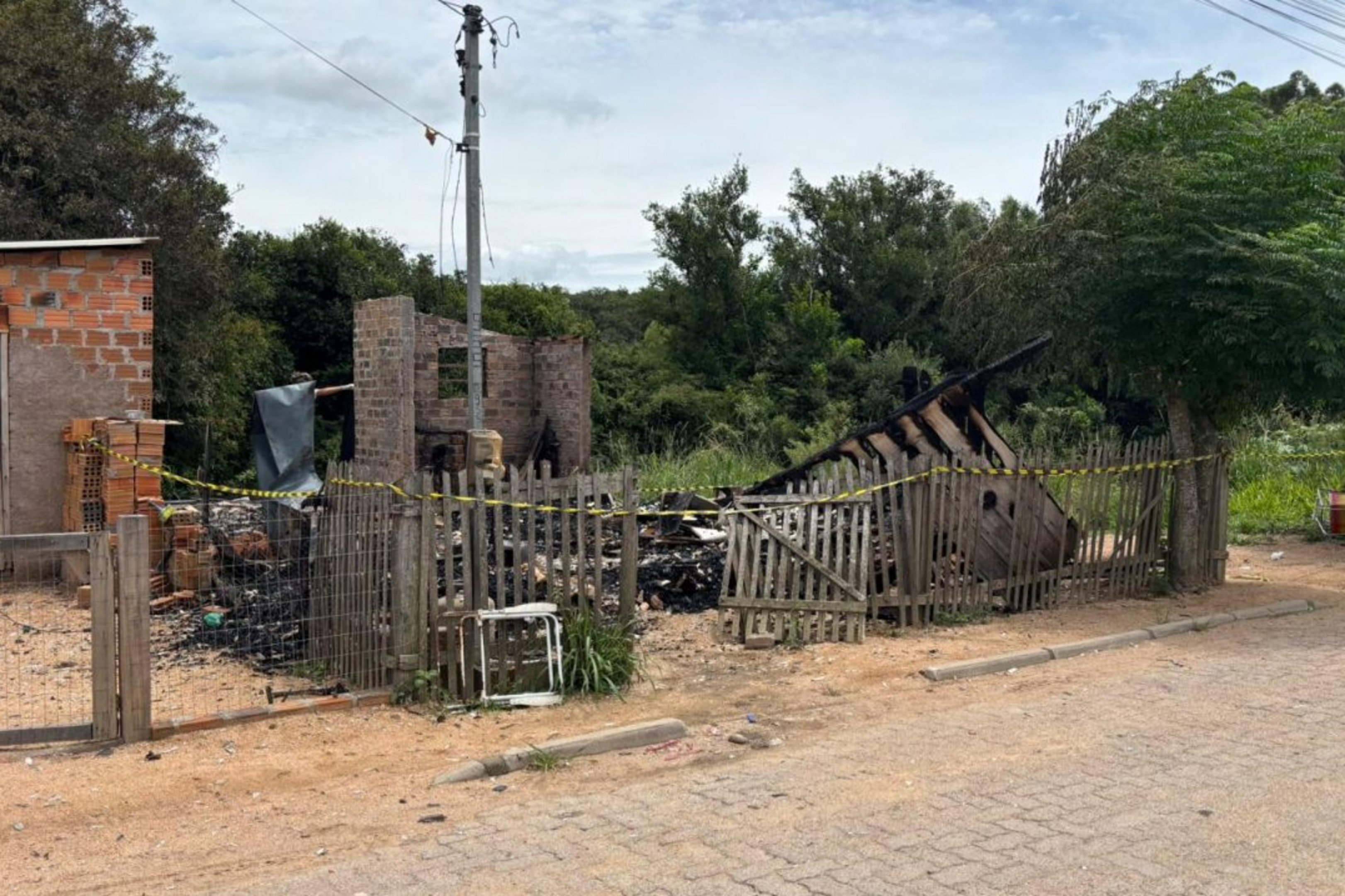 Homem &eacute; morto a pauladas e tem casa incendiada em Cristal