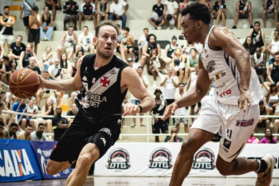 O Caxias do Sul Basquete lutou até o final, reagiu durante a partida, mas não conseguiu vencer o Vasco da Gama, no Rio de Janeiro. Neste sábado (20), o time carioca confirmou o favoritismo e bateu a equipe gaúcha por 78 a 73.<!-- NICAID(15656252) -->