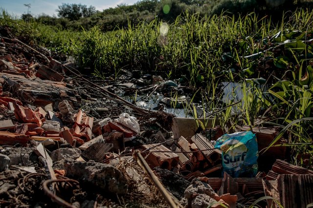 PORTO ALEGRE, RS, BRASIL,  21/05/2021- No bairro Sarandi, em Porto Alegre, moradores temem novos alagamentos em função de transbordamento de canal. Falta de manutenção e descarte de lixo dentro do arroio são fatores que agravam a situação.Foto: Marco Favero  / Agencia RBS<!-- NICAID(14789538) -->