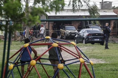 TRAMANDAÍ, RS, BRASIL - 2025.02.26 - Local onde menina foi sequestrada, abusada e mantida em cativeiro em Tramandaí. Polícia está no estabelecimento depois que populares reagiram à prisão agredindo e matando suspeito de cometer os crimes. (Foto: André Ávila/ Agência RBS)Indexador: Andre Avila<!-- NICAID(15984556) -->