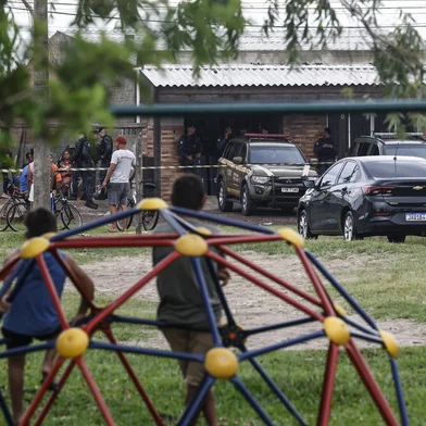 TRAMANDAÍ, RS, BRASIL - 2025.02.26 - Local onde menina foi sequestrada, abusada e mantida em cativeiro em Tramandaí. Polícia está no estabelecimento depois que populares reagiram à prisão agredindo e matando suspeito de cometer os crimes. (Foto: André Ávila/ Agência RBS)Indexador: Andre Avila<!-- NICAID(15984556) -->