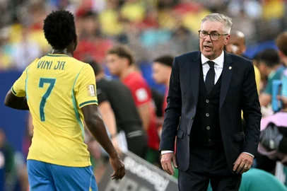 Brazil's Italian head coach Carlo Ancelotti speaks to forward #07 Vinicius Junior during the 2026 World Cup Group C football match between Brazil and Morocco at the New York/New Jersey Stadium in East Rutherford on June 13, 2026. (Photo by MAURO PIMENTEL / AFP)<!-- NICAID(16306067) -->