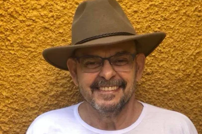 Primeiro homem trans a ser operado no Brasil, João W. Nery morreu na sexta-feira, aos 68 anos, vítima de câncer, em Niterói, no Rio de Janeiro. A notícia foi confirmada pela mulher do ativista, Sheila Saleswi. As informações são do jornal O Globo.<!-- NICAID(13804254) -->