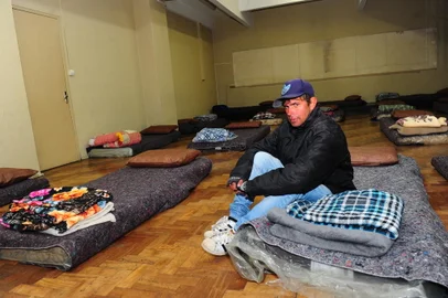 CAXIAS DO SUL, RS, BRASIL, 12/06/2023. A Hospedagem Solidária, ação social da Igreja Católica que abriga pessoas em situação de rua em Caxias do Sul, começou na noite desta terça-feira. Ela irá funcionar junto ao prédio da Mitra Diocesana, no Centro. Cobertores doados durante Corpus Christi foram encaminhados para o projeto. Na foto, Elieser. (Porthus Junior/Agência RBS)<!-- NICAID(15454350) -->