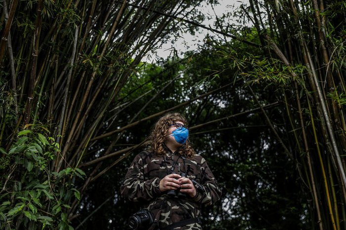 Com binóculo em mãos, Guto procura pássaros para documentar