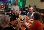Arlindo Nunes vende rosas nos bares e restaurantes de Passo Fundo há 29 anos
