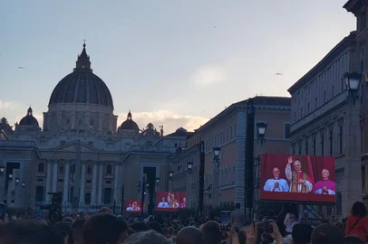 Família que mora em Caxias e que estava no Vaticano no momento do anúncio do novo Papa.<!-- NICAID(16033664) -->