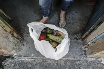 PORTO ALEGRE, RS, BRASIL - 2021.11.04 - Com a piora da economia, famílias têm passado por problemas com a insegurança alimentar. Muitos não comem carne e outros tantos dependem de doações para terem comida na mesa (Foto: ANDRÉ ÁVILA/ Agência RBS)<!-- NICAID(14941680) -->