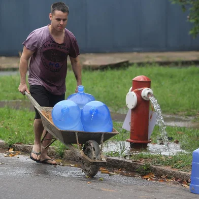 17/11/2023 - PORTO ALEGRE, RS, BRASIL - Serviço emergencial do Dmae afeta abastecimento de água na Zona Norte. Na imagem, moradores enfrentando a falta de água no Jardim São Pedro. FOTO: RONALDO BERNARDI, AGÊNCIA RBS<!-- NICAID(15600356) -->