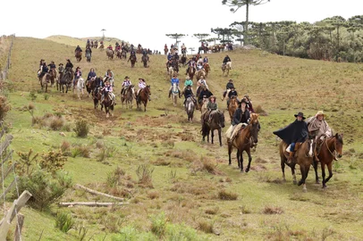 Incentivando as celebrações do mês Farroupilha, a 22ª Cavalgada de Prendas, em Cambará do Sul, ocorrerá neste sábado (13), a partir das 7h.<!-- NICAID(16122788) -->