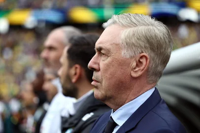Football : Matches amicaux : Brésil - FranceBrazil's Italian head coach Carlo Ancelotti looks on during a friendly football match between Brazil and France at Gillette Stadium in Foxborough, Massachusetts, on March 26, 2026. (Photo by FRANCK FIFE / AFP)Editoria: SPOLocal: FoxboroughIndexador: FRANCK FIFESecao: soccerFonte: AFPFotógrafo: STF<!-- NICAID(16253242) -->
