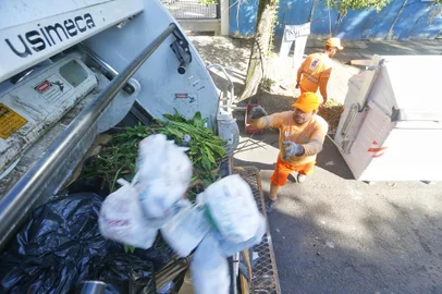 PORTO ALEGRE, RS, BRASIL, 01/06/2023- Coleta de lixo entorno dos containers lotados na rua Carlos Von koseritz. Foto: Lauro Alves  / Agencia RBS<!-- NICAID(15444697) -->