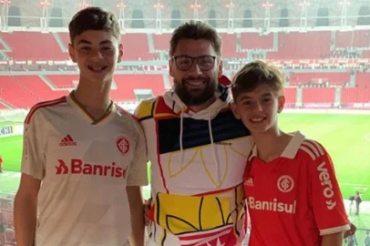 Ex-atacante do Inter assiste a partida contra o América-MG, no Beira-Rio, acompanhado dos flhos. Instagram @rafasobis/Reprodução<!-- NICAID(15146671) -->