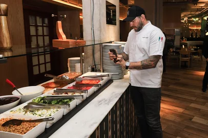 CAXIAS DO SUL, RS, BRASIL. 29-08-2025. De olho no que influencia a escolha dos clientes, restaurantes de Caxias investem nas redes sociais para atrair público. Ramon Zampieri chef e proprietário do Suolo<!-- NICAID(16112685) -->