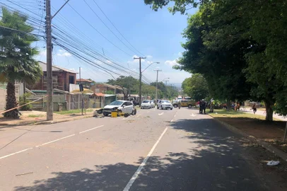 Gari morre atropelada por carro na zona norte de Porto Alegre. Uma gari, funcionária da Cootravipa, morreu atropelada por um carro na avenida Dante Angelo Pila, bairro Rubem Berta, zona norte de Porto Alegre na manhã desta quinta-feira (3). Ela estava no canteiro central, próximo da rua Silvestre Félix Rodrigues, quando foi atingida por volta das 11hrs.<!-- NICAID(15031727) -->