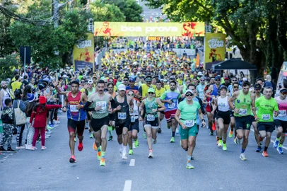 CAXIAS DO SUL, RS, BRASIL, 24/11/2024. Meia Maratona de Caxias do Sul. (Neimar De Cesero/Agência RBS)Indexador: Neimar De Cesero<!-- NICAID(15920455) -->