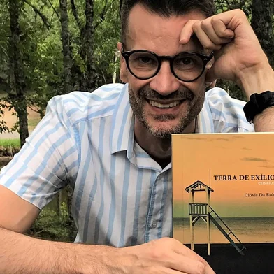 Escritor bento-gonçalvense Clóvis da Rolt lança o livro de ensaios Terra de Exílio, pelo Clube de Autores.<!-- NICAID(15029718) -->