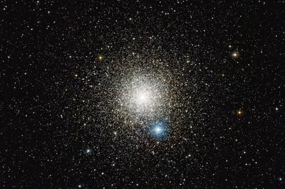 This  image from the Wide Field Imager on the MPG/ESO 2.2-metre telescope at  the La Silla Observatory in Chile shows the globular star cluster NGC  6752 in the southern constellation of Pavo (The Peacock). Studies of  this cluster using ESOâs Very Large Telescope have unexpectedly revealed  that many of the stars do not undergo mass-loss at the end of their  lives.Fonte: European Southern Observatory<!-- NICAID(16075995) -->