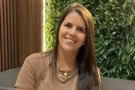 Segundo o Ministério Público, trata-se de nepotismo, pois a nomeação não atendeu às exigências de qualificação técnica necessárias. Milena Laufer é formada em enfermagem e era titular da pasta de Finanças.<!-- NICAID(16246776) -->