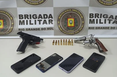 Brigada Militar, através do 3° RPMon, em rápida ação, prende autores de homicídio em Guaporé-RS.Na noite de quarta-feira (09/07), às 21h35, duas mulheres foram atacadas a tiros em via pública, na Rua Guilherme Mantese, Centro de Guaporé.<!-- NICAID(16077204) -->