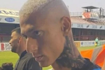 Richarlison tatua pombo no pescoço. Novidade foi mostrada durante entrevista realizada após partida beneficente em Londres, em 29 de maio de 2023<!-- NICAID(15444500) -->