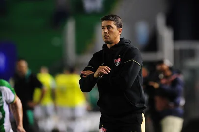 CAXIAS DO SUL, RS, BRASIL, 11/06/2024. Juventude x Vtória, jogo válido pela oitava rodada da série A do Campeonato Brasileiro e realizado no estádio Alfredo Jaconi. Na foto, técnico Thiago Carpini (Porthus Junior/Agência RBS)<!-- NICAID(15786810) -->
