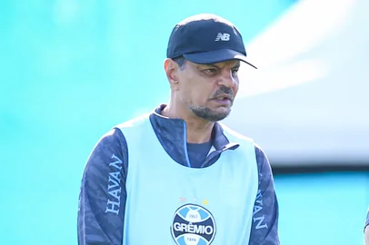 Lucas Uebel / Grêmio,Divulgação Treino do Grêmio no CT Luiz Carvalho. Na foto, o auxiliar técnico Alexandre Mendes (E) e o treinador Renato Portaluppi.<!-- NICAID(16383441) -->