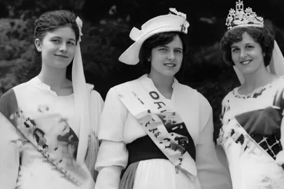 Primeira edição da Fecouva, em 1966, em Otávio Rocha, distrito de Flores da Cunha. Na primeira edição, evento era chamado de Festa Paroquial da Uva, pois angariava fundos para a inauguração da nova Igreja Matriz de Otávio Rocha, inaugurada no dia da abertura da festa, em 20 de fevereiro de 1966.Legenda: As soberanas de 1966: Carmem Schio, representante de Santa Justina; Edenir Scopel, da capela São Luiz; Elizabeta Molon, de Otávio Rocha, e a rainha Teresinha Slaviero, da comunidade do Travessão Carvalho<!-- NICAID(16119091) -->