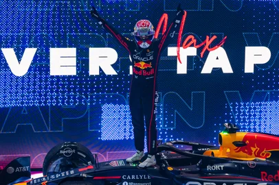 ANDREJ ISAKOVIC / AFP Red Bull Racing's Dutch driver Max Verstappen celebrates winning the Formula One Qatar Grand Prix at the Lusail International Circuit in Lusail on November 30, 2025. (Photo by Andrej ISAKOVIC / AFP)<!-- NICAID(16180281) -->