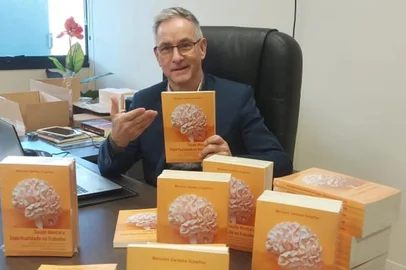 Referência em Espiritualidade Corporativa, o professor e palestrante gaúcho Marcioni Cardoso Scheffer lança seu primeiro livro solo, intitulado “Saúde Mental e Espiritualidade no Trabalho: Descubra como a Espiritualidade Pode Transformar Sua Vida, Sua Carreira e Lhe Trazer Felicidade”. O lançamento com sessão de autógrafos acontece neste sábado, dia 13 de setembro, às 10h, na livraria Do Arco da Velha, em Caxias do Sul, na Serra Gaúcha. Marcioni também está lançando a obra em outras cidades do Rio Grande do Sul.<!-- NICAID(16120397) -->